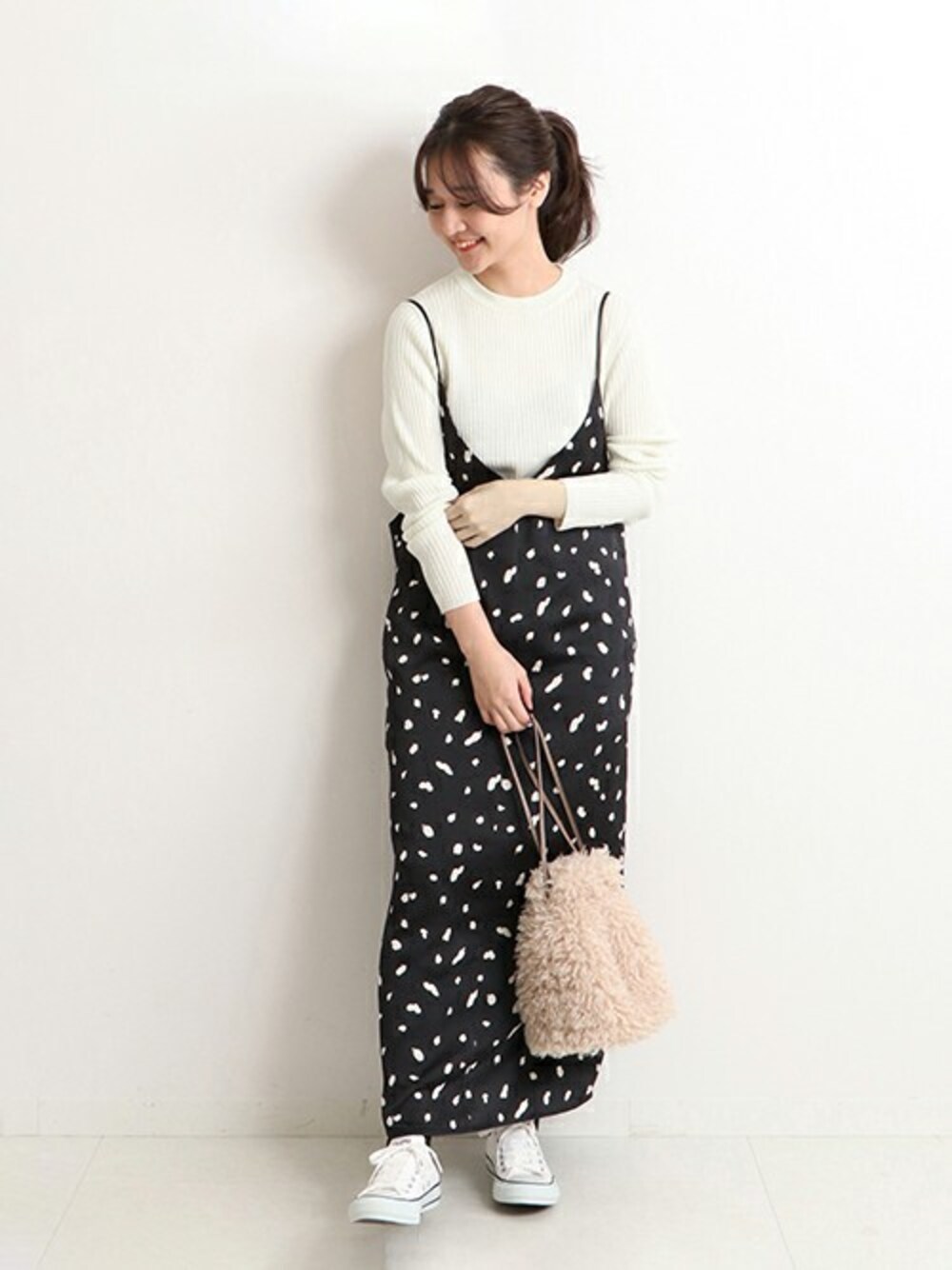 ブラック系のワンピース、ベージュ系のニット/セーター、ベージュ系のショルダーバッグを着用したレディースの冬コーディネートの1枚目の写真