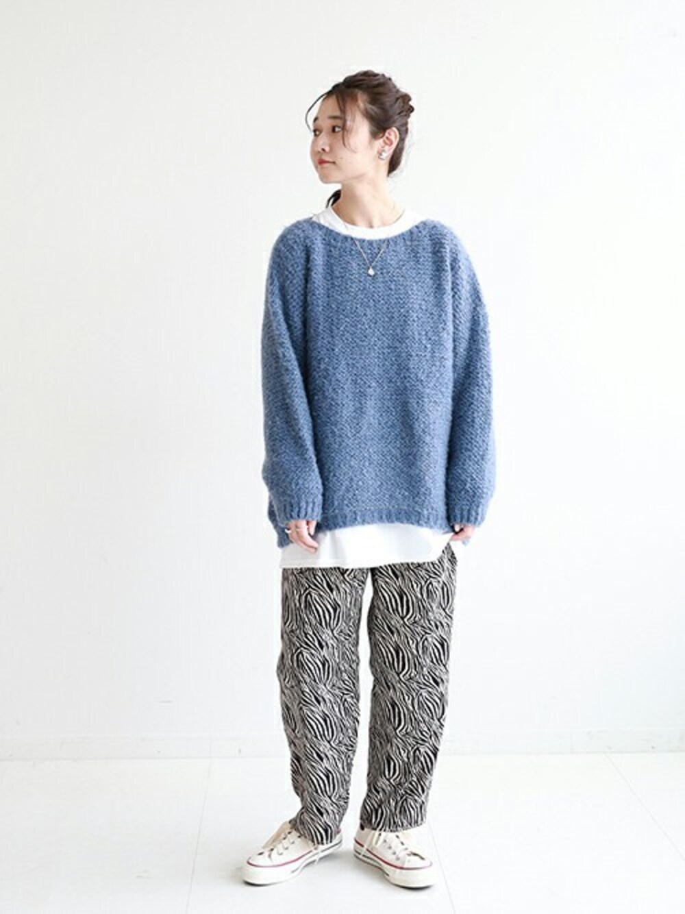 ベージュ系のその他パンツ、ホワイト系のTシャツ/カットソー、ブルー系のニット/セーターを着用したレディースの冬コーディネートの1枚目の写真