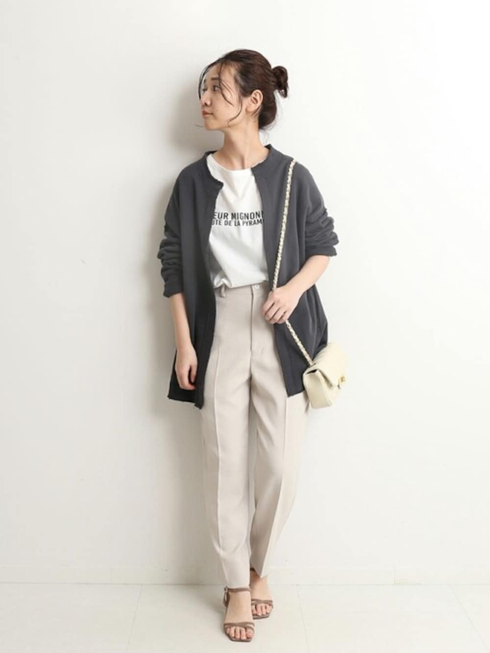 ホワイト系のTシャツ/カットソー、ホワイト系のショルダーバッグ、グレー系のカーディガン/ボレロを着用したレディースの春コーディネートの1枚目の写真