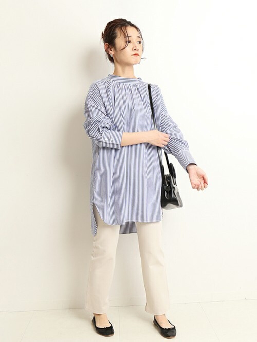 グレー系のその他パンツ、ブルー系のシャツ/ブラウス、ブルー系のシャツ/ブラウスを着用したレディースの春コーディネートの1枚目の写真
