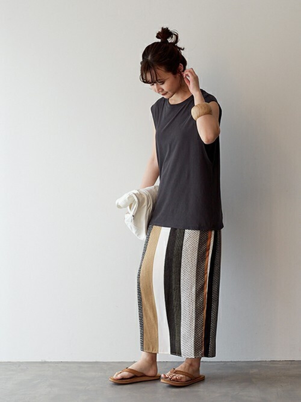 グレー系のTシャツ/カットソー、ベージュ系のスカート、ホワイト系のトートバッグを着用したレディースの夏コーディネートの1枚目の写真