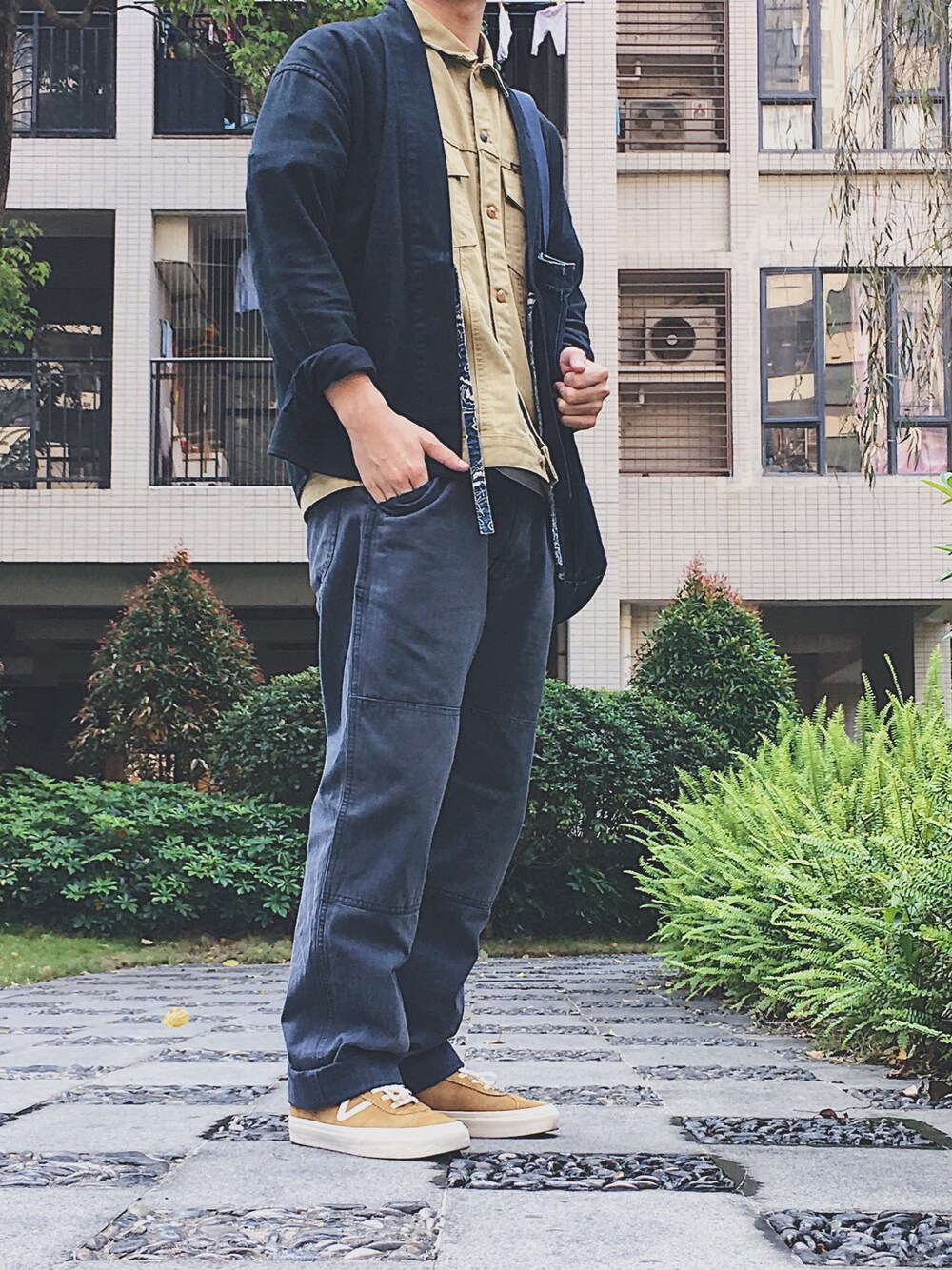 「Levi'sのアイテム（トートバッグ、ブルー系）」を使った、user_729さん（メンズ・165cm）の春コーディネートの1枚目の写真