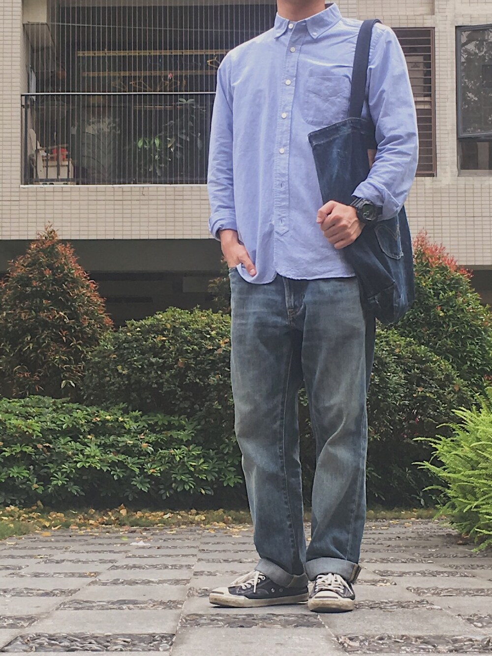 「Levis、UNIQLO、HEAD PORTER PLUS」｜「HEAD PORTER PLUSのアイテム（シャツ/ブラウス、ブルー系）」を使った、user_729さん（メンズ・165cm）の春コーディネートの1枚目の写真