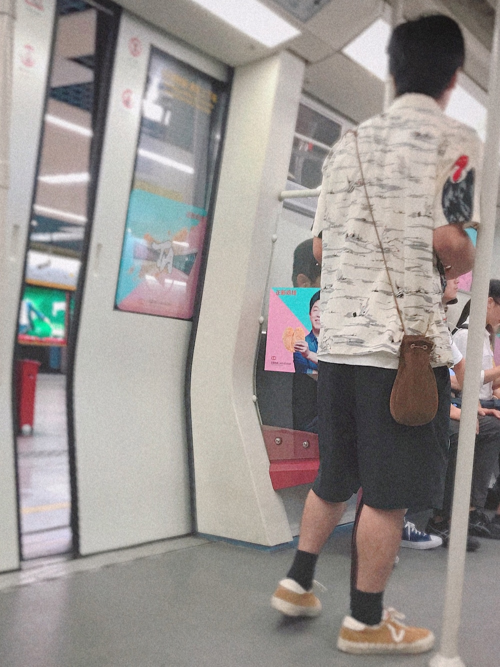「ootd、夏、复古、oversize」｜「STAR OF HOLLYWOODのアイテム（シャツ/ブラウス、ホワイト系）」を使った、user_729さん（メンズ・165cm）の夏コーディネートの1枚目の写真