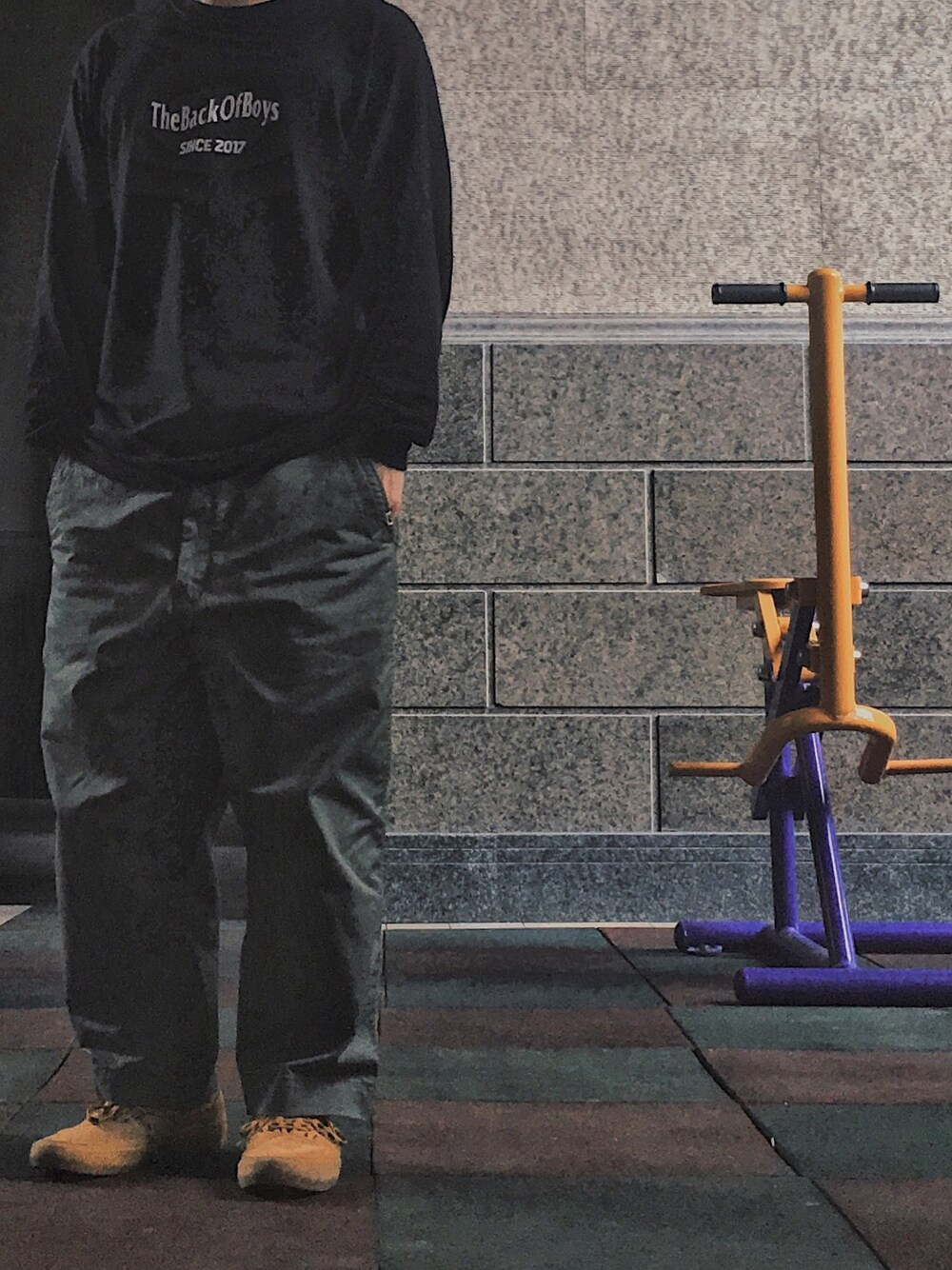 「街头搭配、球鞋、VANS」｜「the back of boysのアイテム（Tシャツ/カットソー、ブラック系）」を使った、user_729さん（メンズ・167cm）の冬コーディネートの1枚目の写真