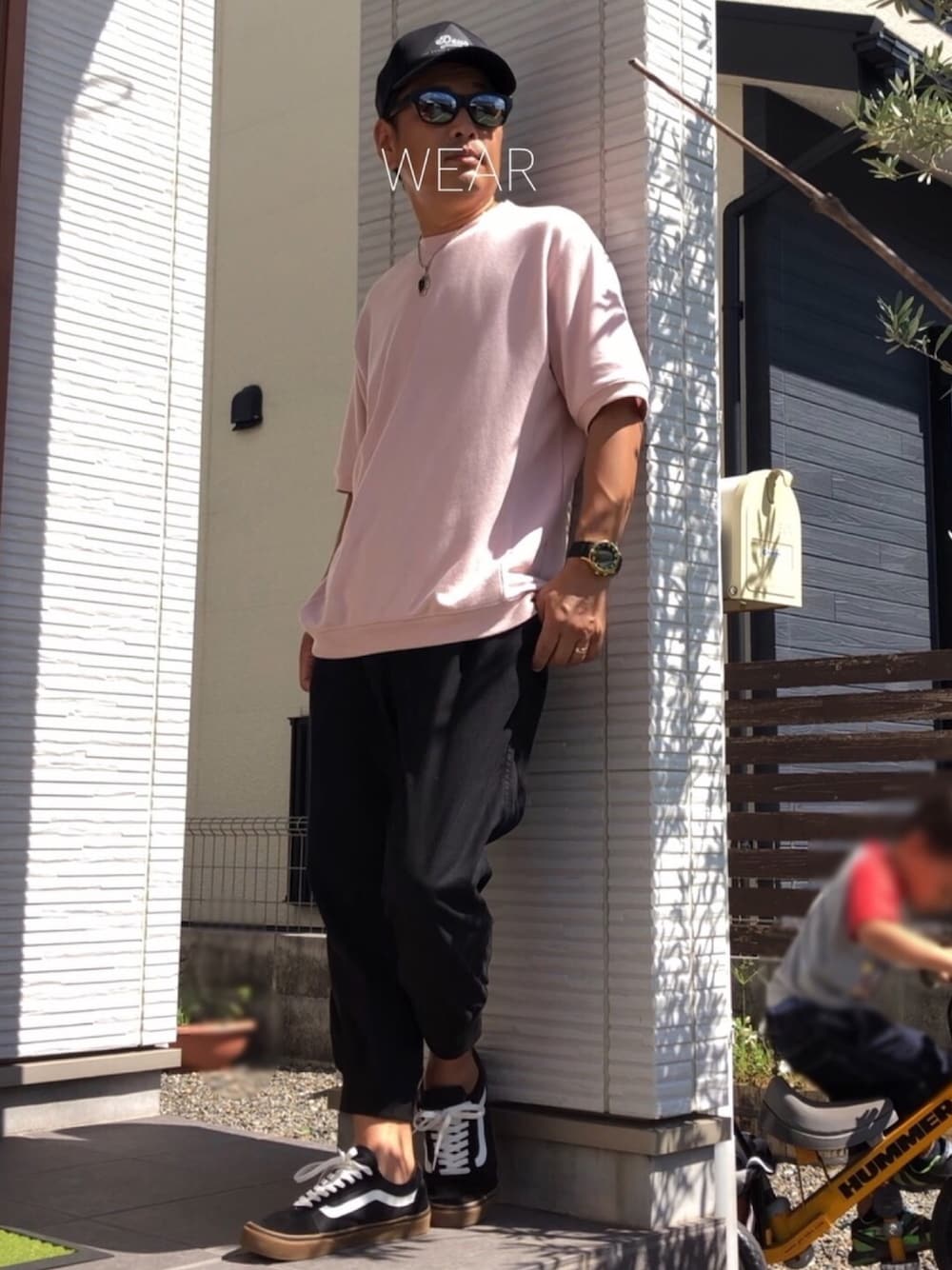 「シンプル、カジュアルコーデ、オトナカジュアル、ラフ、ジョガーパンツ、アンクルパンツ、スウェット、ピンク、VANS」｜「DEUS EX MACHINAの[DEUS EX MACHINA/デウス エクス マキナ] PEAK TRUCKER キャップ（キャップ、ブラック系）」を使った、Naoyanさん（メンズ・168cm）の秋コーディネートの1枚目の写真