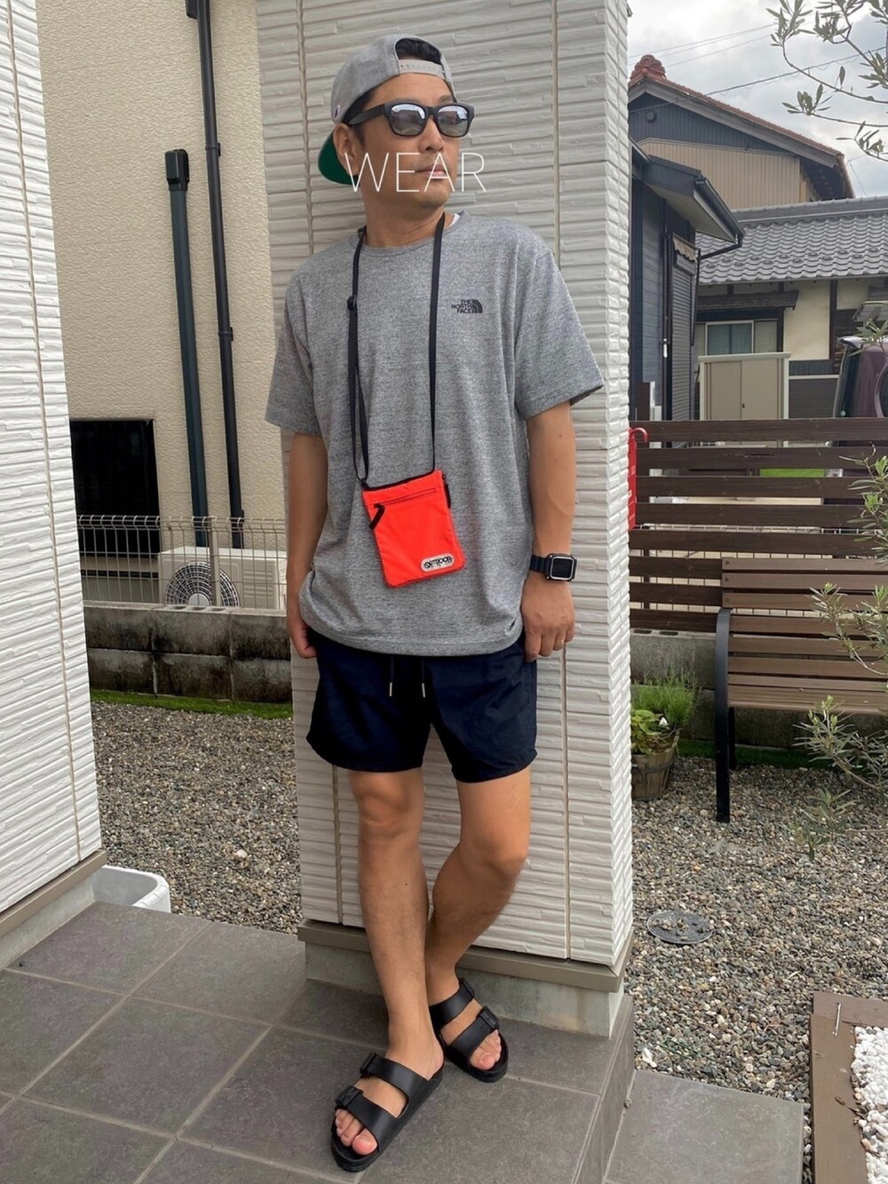 「夏コーデ、カジュアルコーデ、リラックススタイル、シンプルスタイル、オトナカジュアル、Tシャツ、ラフ、ショートパンツ、サンダル」｜「THE NORTH FACEの◆【THE NORTH FACE / ノースフェイス】スクエア ロゴ Tシャツ（Tシャツ/カットソー、グレー系）」を使った、Naoyanさん（メンズ・168cm）の夏コーディネートの1枚目の写真