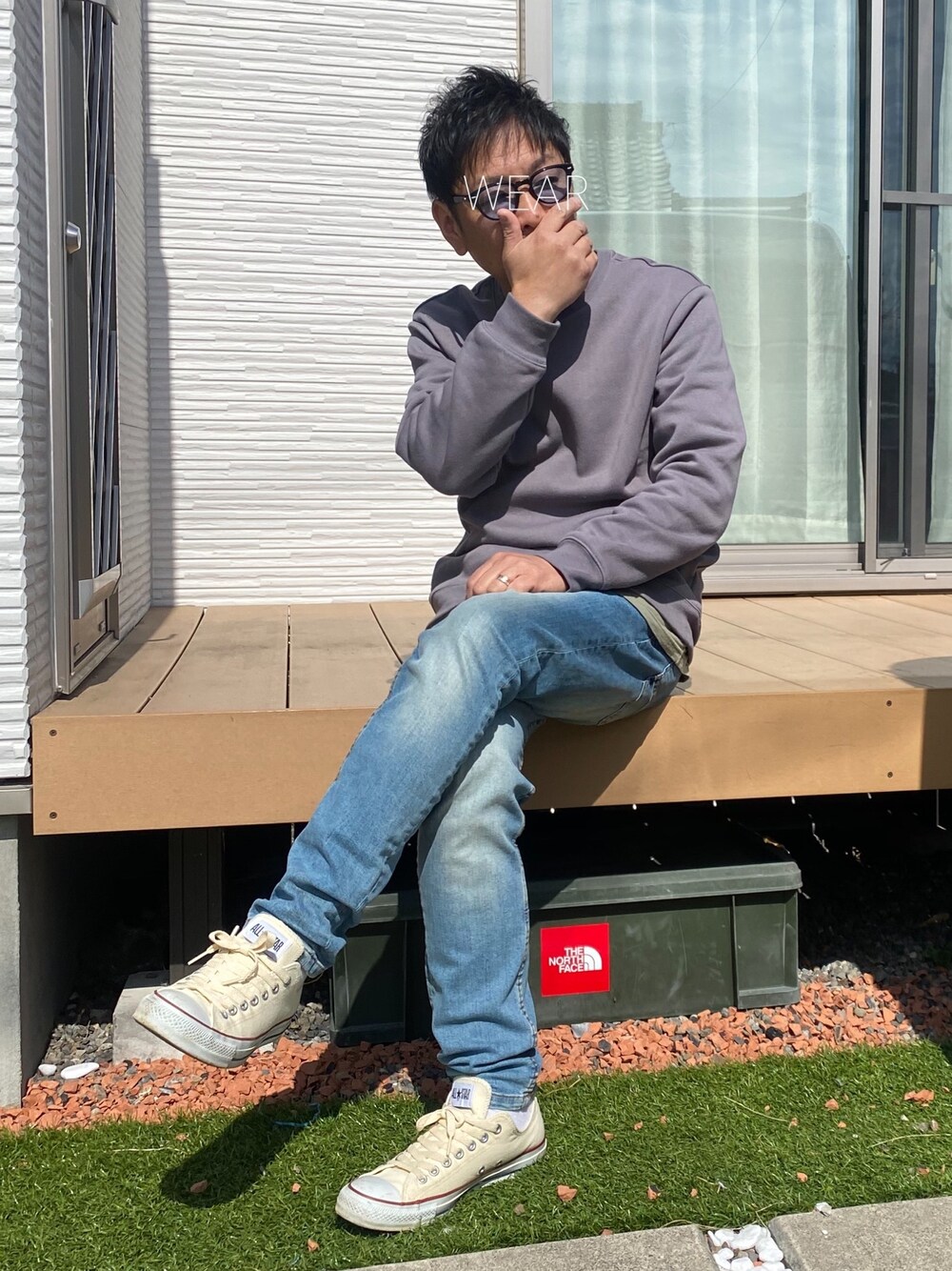「春コーデ、シンプル、デニムパンツ、カジュアル、ラフ、スウェット、サングラス、アメカジ、コンバース」｜「SBGのSBG ウェリントンサングラス サングラスケース付き（サングラス、ブルー系）」を使った、Naoyanさん（メンズ・168cm）の春コーディネートの1枚目の写真