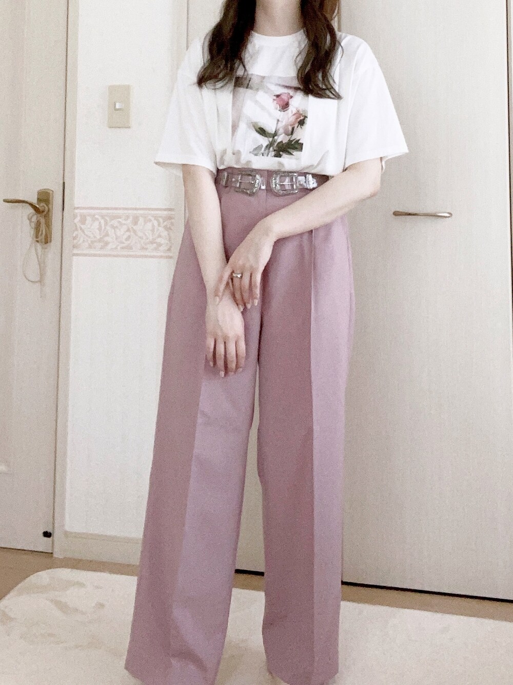ホワイト系のTシャツ/カットソー、ピンク系のその他パンツ、その他のベルトを着用したレディースの夏コーディネートの1枚目の写真