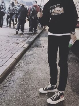 「CONVERSE（コンバース）のアイテム（スニーカー、ブラック系）」を使った、HOさん（167cm）の冬コーディネート