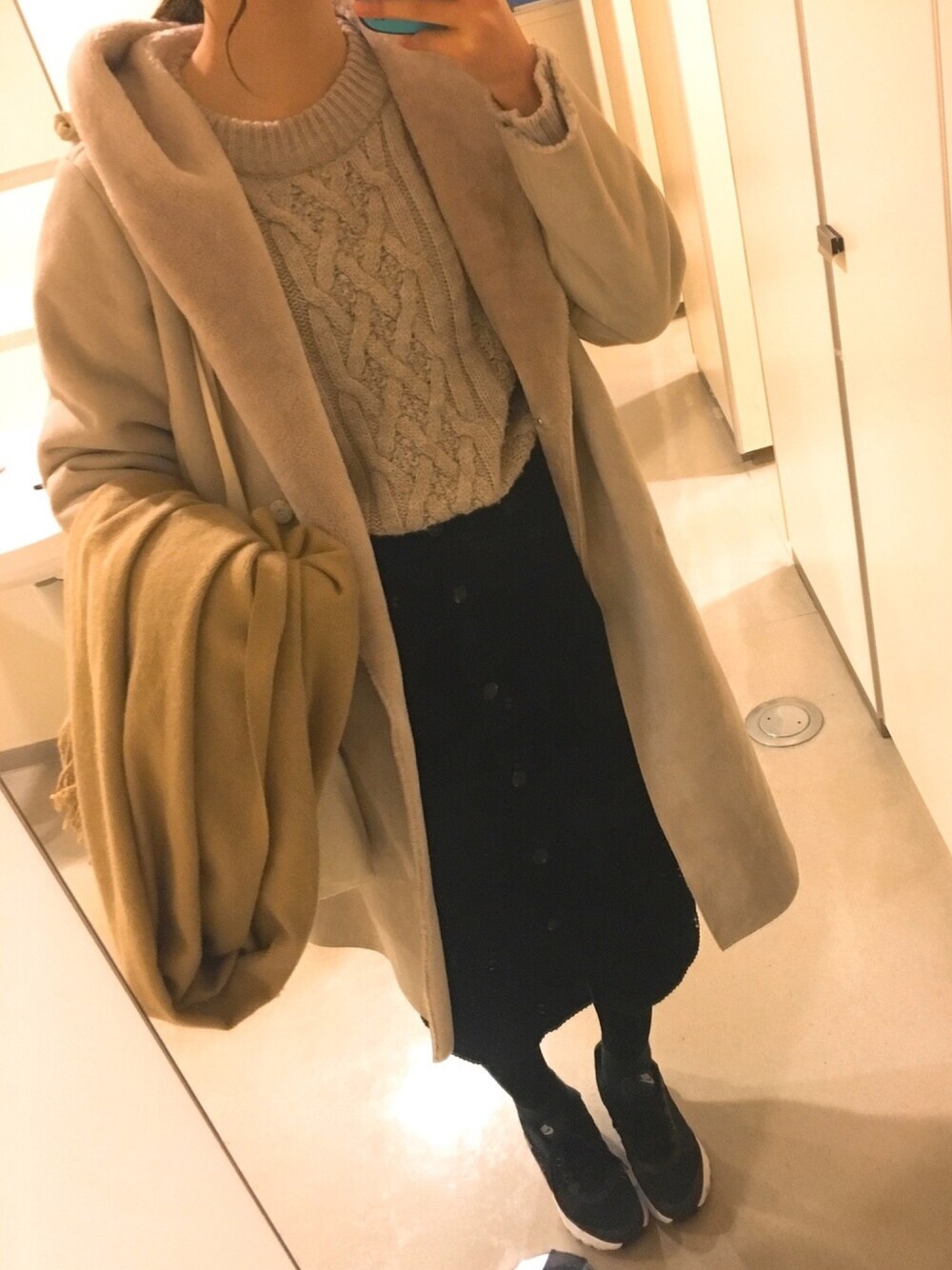 「ムートンコート、コーデュロイスカート」｜「GUのアイテム（ニット/セーター、ブラウン系）」を使った、マ ユさん（レディース・164cm）の冬コーディネートの1枚目の写真