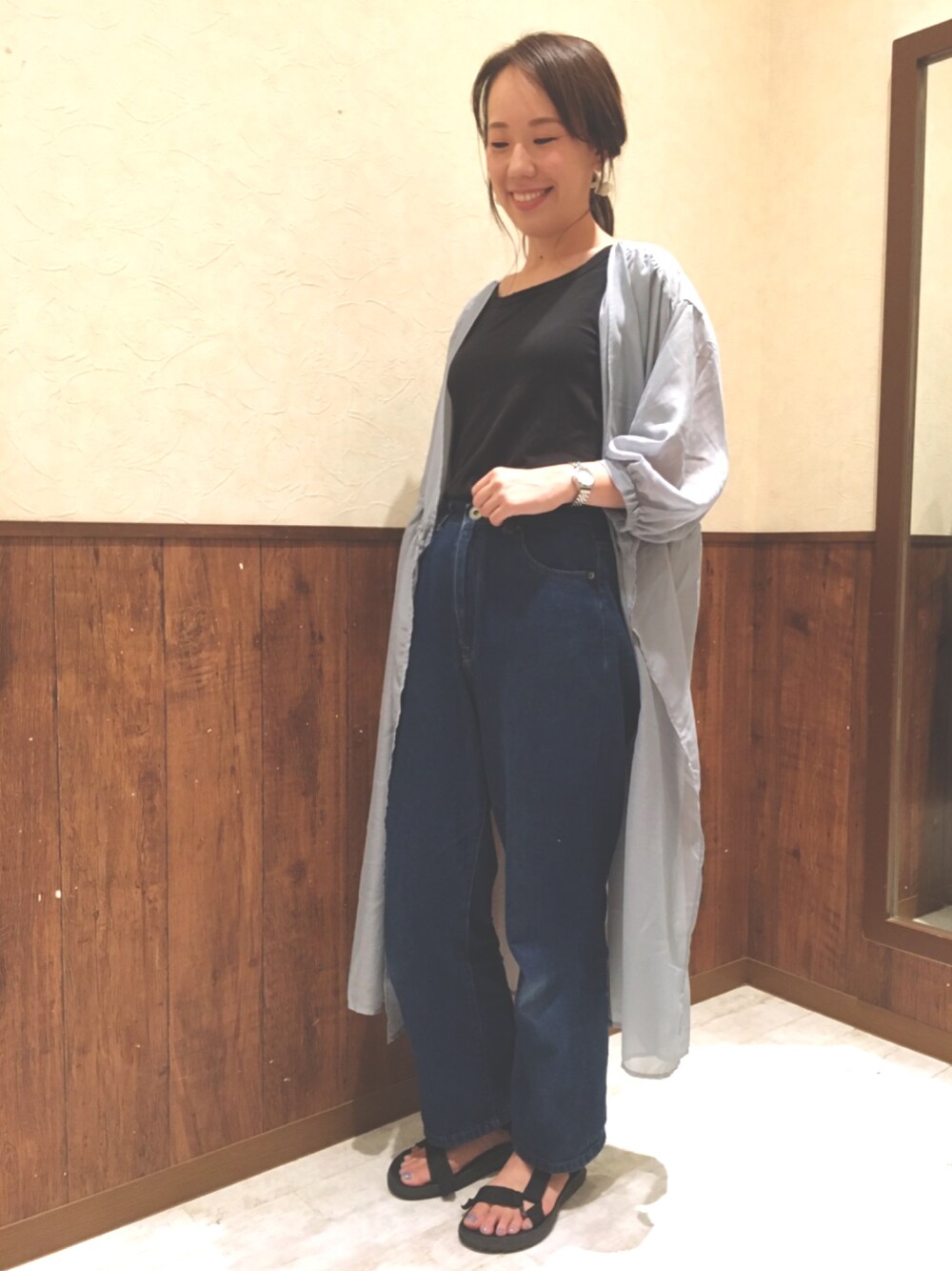 「大人カジュアル、出勤コーデ、デニムパンツ、スポーツサンダル、夏コーデ、ワンピース、カシュクール、ガウン、パンツスタイル、ママコーデ」｜「LBCの＊カシュクールガウンワンピース（ワンピース、ブルー系）」を使った、やましさん（レディース・165cm）の夏コーディネートの1枚目の写真