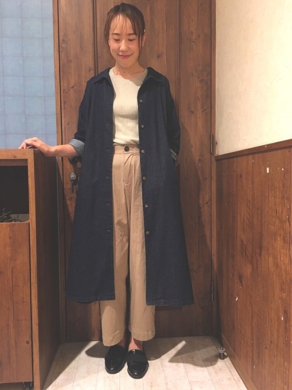 「秋コーデ、デニムコート、ベージュ、秋服準備はじめました、オーバーサイズ、ローファー」｜「LBCのデニムロングコート（ブルゾン、ブルー系）」を使った、やましさん（レディース・165cm）の秋コーディネートの1枚目の写真