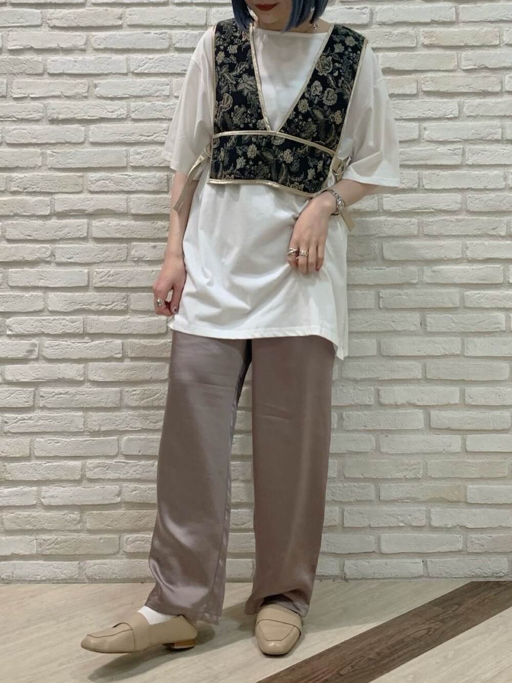 ブラック系のTシャツ/カットソーを着用したレディースの春コーディネートの1枚目の写真