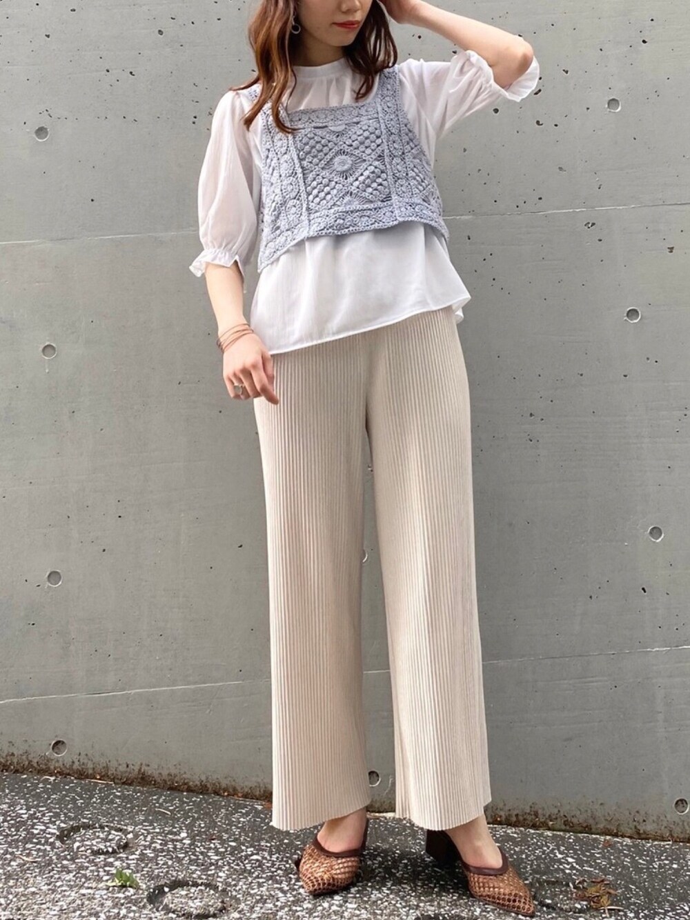 グレー系のシャツ/ブラウス、ホワイト系のその他パンツを着用したレディースの春コーディネートの1枚目の写真