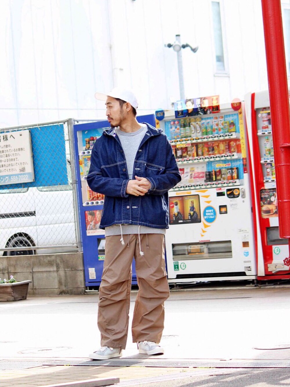 「スニーカーコーデ、ストリートカジュアル、street、グレー、モードストリート、キャップ、デニムジャケット、ナイロンパンツ、冬コーデ」｜「Nasngwamのアイテム（デニムジャケット、ブルー系）」を使った、Takamyさん（メンズ・172cm）の冬コーディネートの1枚目の写真