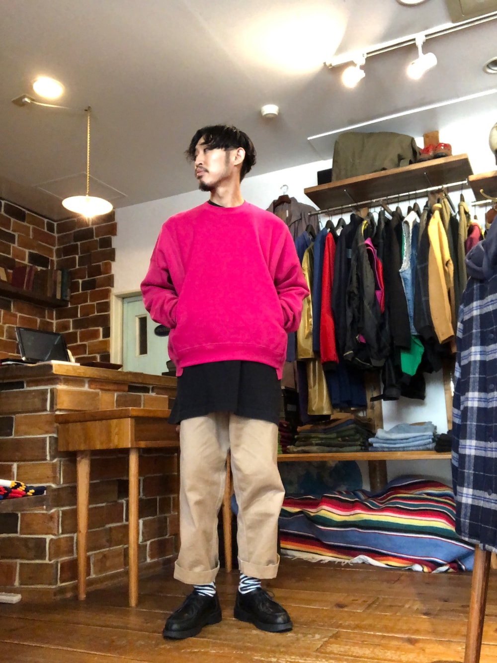 「大人カジュアル、fashion、秋、ootd、streetstyle、ピンク、チノパン、革靴」｜「ionoiのアイテム（スウェット、ピンク系）」を使った、Takamyさん（メンズ・172cm）の秋コーディネートの1枚目の写真