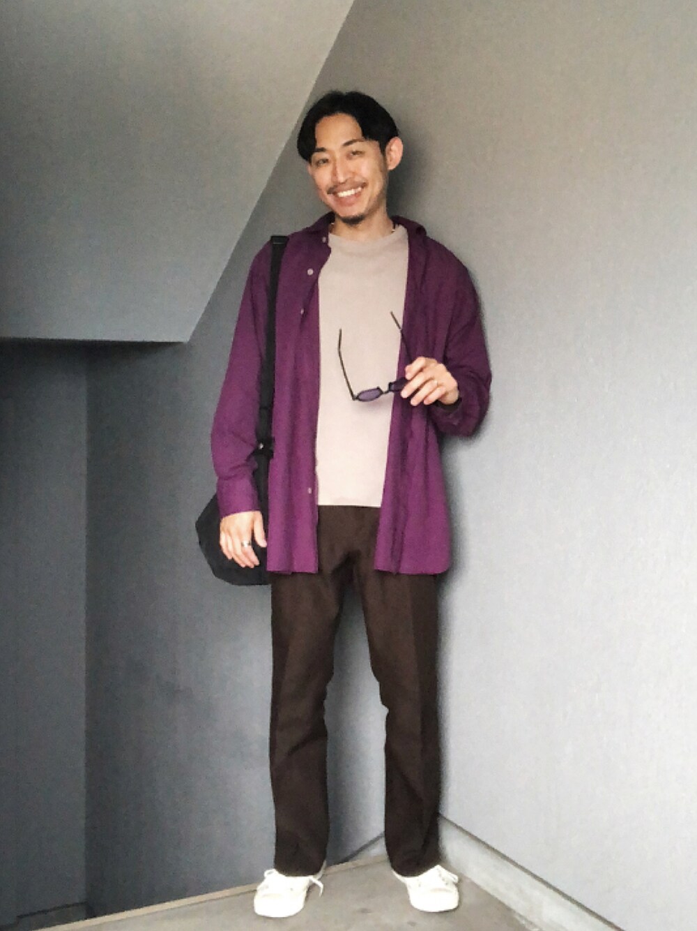 「シンプルコーデ、はるコーデ、シャツスタイル、古着、ラフ、vintage、白スニーカー、ランチャーパンツ」｜「used(leathertramp)のアイテム（ベスト、レッド系）」を使った、Takamyさん（メンズ・172cm）の春コーディネートの1枚目の写真