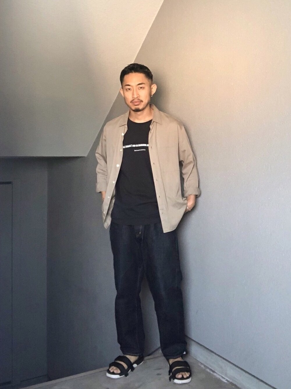 「夏、大人カジュアル、春夏コーデ、大人コーデ、シャツスタイル、デニム」｜「LAMOND.のアイテム（シャツ/ブラウス、ベージュ系）」を使った、Takamyさん（メンズ・172cm）の夏コーディネートの1枚目の写真