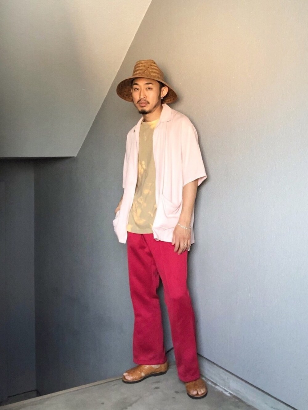 「夏コーデ、オトナカジュアル、ゆるコーデ、ラフコーデ、サンダル、ジャージ、ハット、タイダイ柄、ootd」｜「Nasngwamのアイテム（その他アウター、ピンク系）」を使った、Takamyさん（メンズ・172cm）の夏コーディネートの1枚目の写真