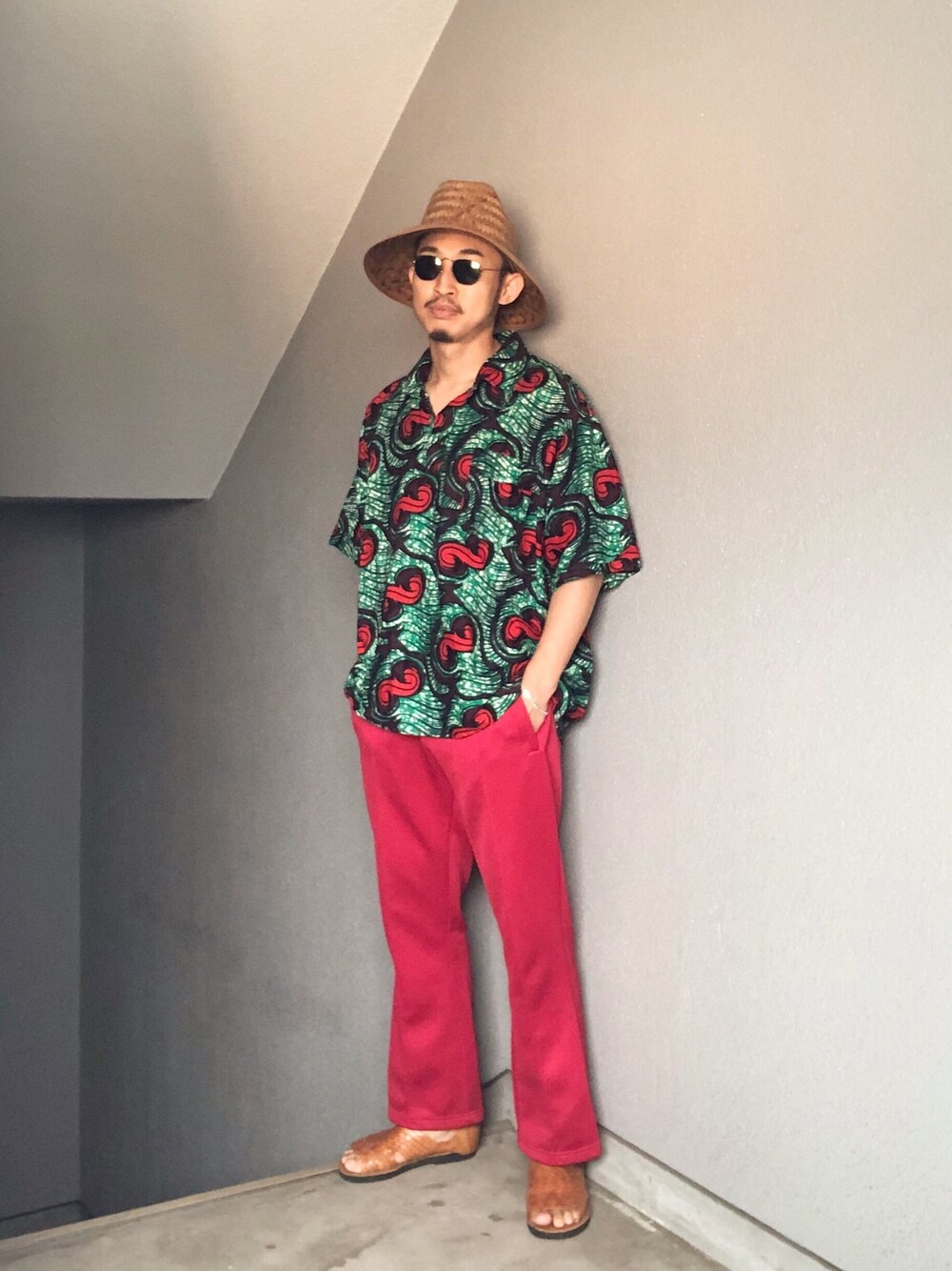 「夏、ビッグシルエット、シャツスタイル、夏コーデ、レザーサンダル、ハット、サングラス、フレアパンツ」｜「used(leathertramp)のアイテム（シャツ/ブラウス、グリーン系）」を使った、Takamyさん（メンズ・172cm）の夏コーディネートの1枚目の写真