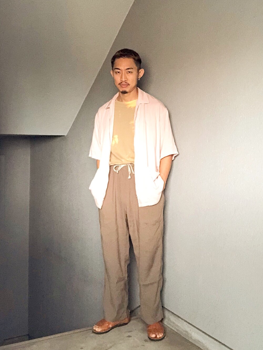 「シンプルコーデ、ビッグシルエット、シャツスタイル、春夏コーデ、大人カジュアル、モード、ootd、レザーサンダル、タックイン」｜「Nasngwamのアイテム（その他アウター、ピンク系）」を使った、Takamyさん（メンズ・172cm）の夏コーディネートの1枚目の写真