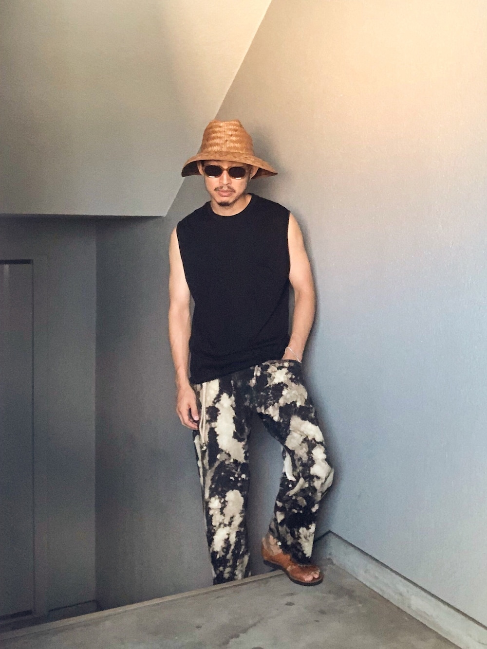 「夏コーデ、ootd、ノースリーブ、ファッションの力を信じよう、古着MIX、サングラス、ハット、レザーサンダル、古着」｜「pyjama clothingのアイテム（Tシャツ/カットソー、ブラック系）」を使った、Takamyさん（メンズ・172cm）の夏コーディネートの1枚目の写真