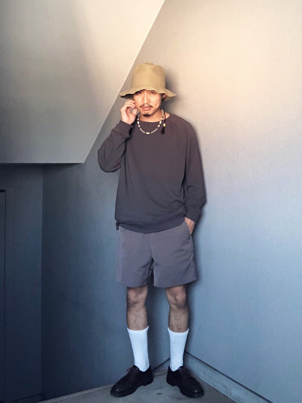 「大人カジュアル、秋コーデ、ショートパンツ、スウェット、ハット、ネックレス、白ソックス、革靴、秋のコーデ」｜「LAMOND.のアイテム（スウェット、グレー系）」を使った、Takamyさん（メンズ・172cm）の秋コーディネートの1枚目の写真