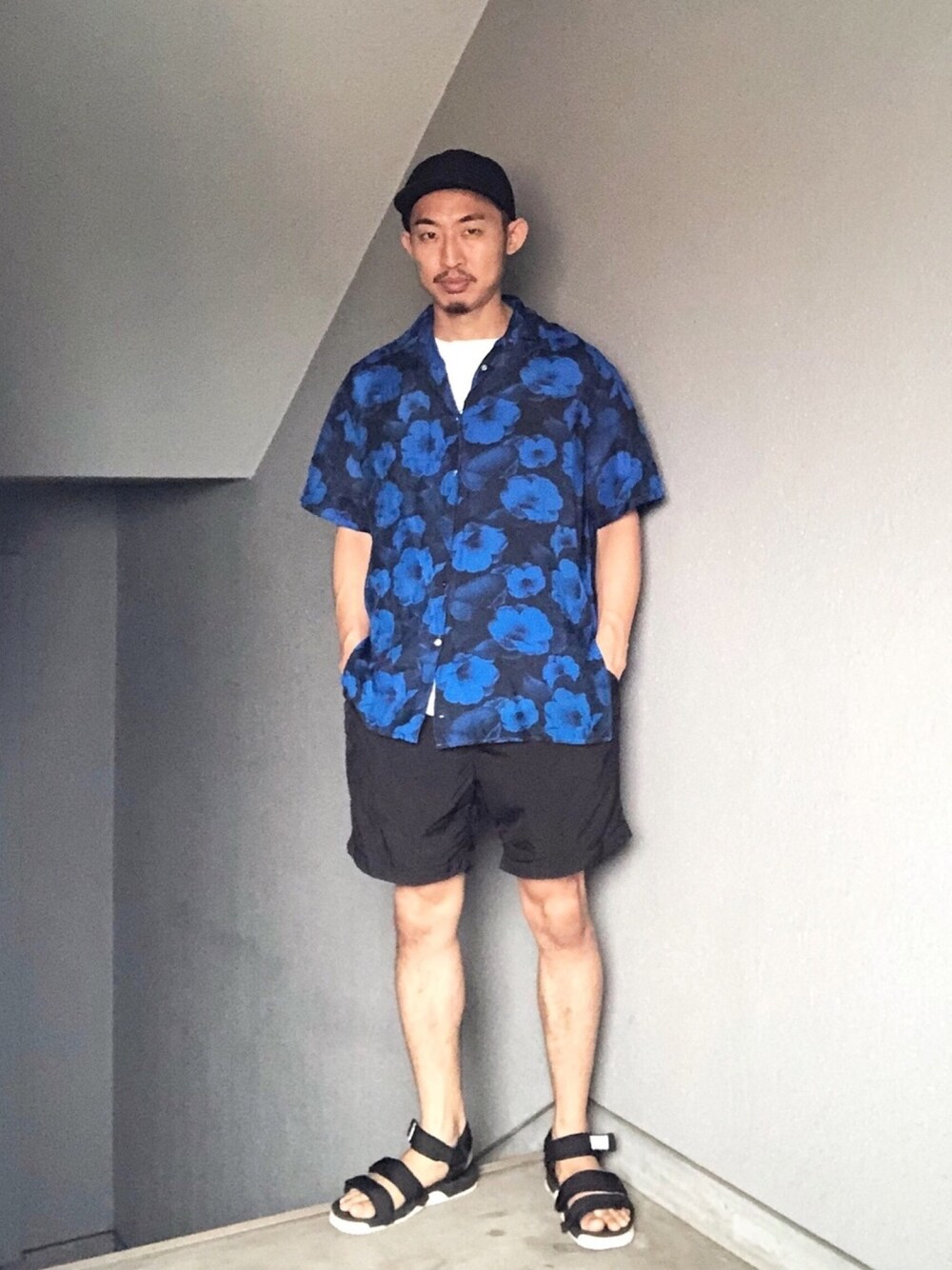 「夏、カジュアル、大人コーデ、夏コーデ、古着コーデ、ショートパンツ、サンダル」｜「used(leathertramp)のフラワー柄シルクシャツ（シャツ/ブラウス、ブルー系）」を使った、Takamyさん（メンズ・172cm）の夏コーディネートの1枚目の写真