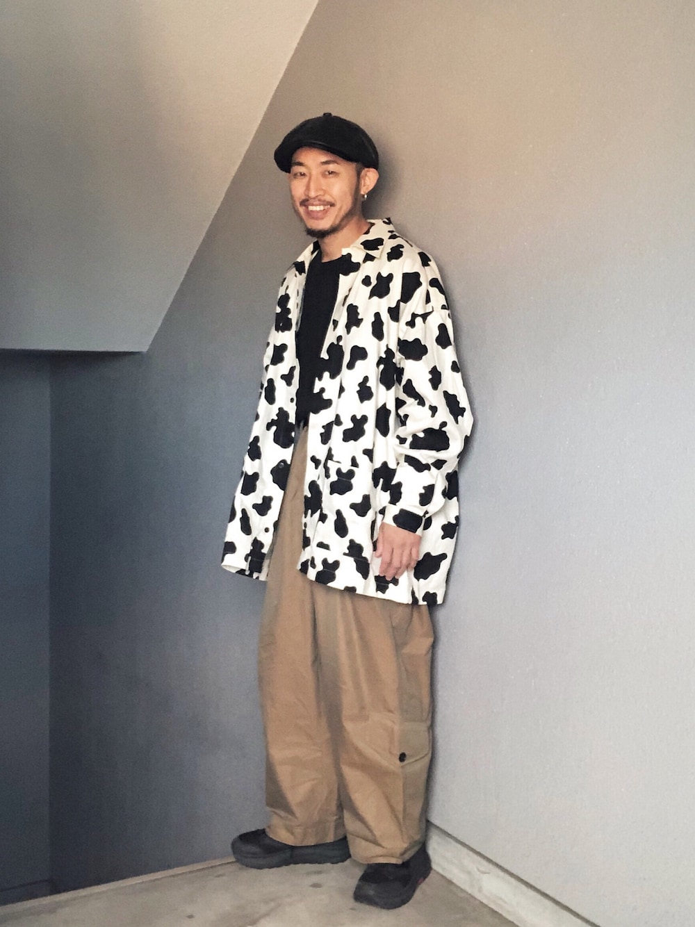 「秋コーデ、今日のコーデ、オーバーサイズ、秋冬コーデ、wearhalloween2020、キャスケット、牛柄、ストリート」｜「bend(s)のアイテム（カバーオール、ホワイト系）」を使った、Takamyさん（メンズ・172cm）の秋コーディネートの1枚目の写真