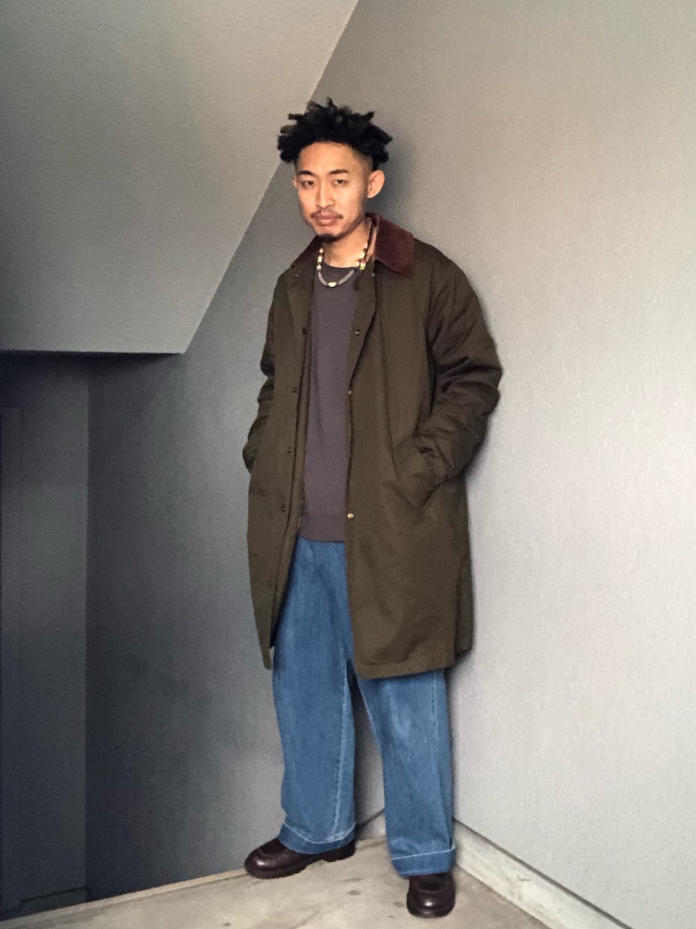 「冬コーデ、カジュアルコーデ、アメカジ、デニムパンツ、ワイドパンツ、革靴、コート、ネックレス」｜「NECESSARY or UNNECESSARYのアイテム（その他アウター、グリーン系）」を使った、Takamyさん（メンズ・172cm）の冬コーディネートの1枚目の写真