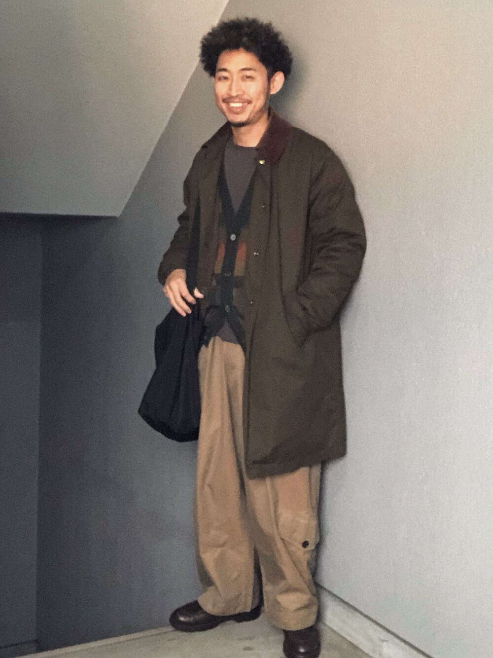 「大人カジュアル、古着MIX、コート、カーディガン、ワイドパンツ、革靴、バッグ、冬コーデ」｜「NECESSARY or UNNECESSARYのアイテム（その他アウター、グリーン系）」を使った、Takamyさん（メンズ・172cm）の冬コーディネートの1枚目の写真
