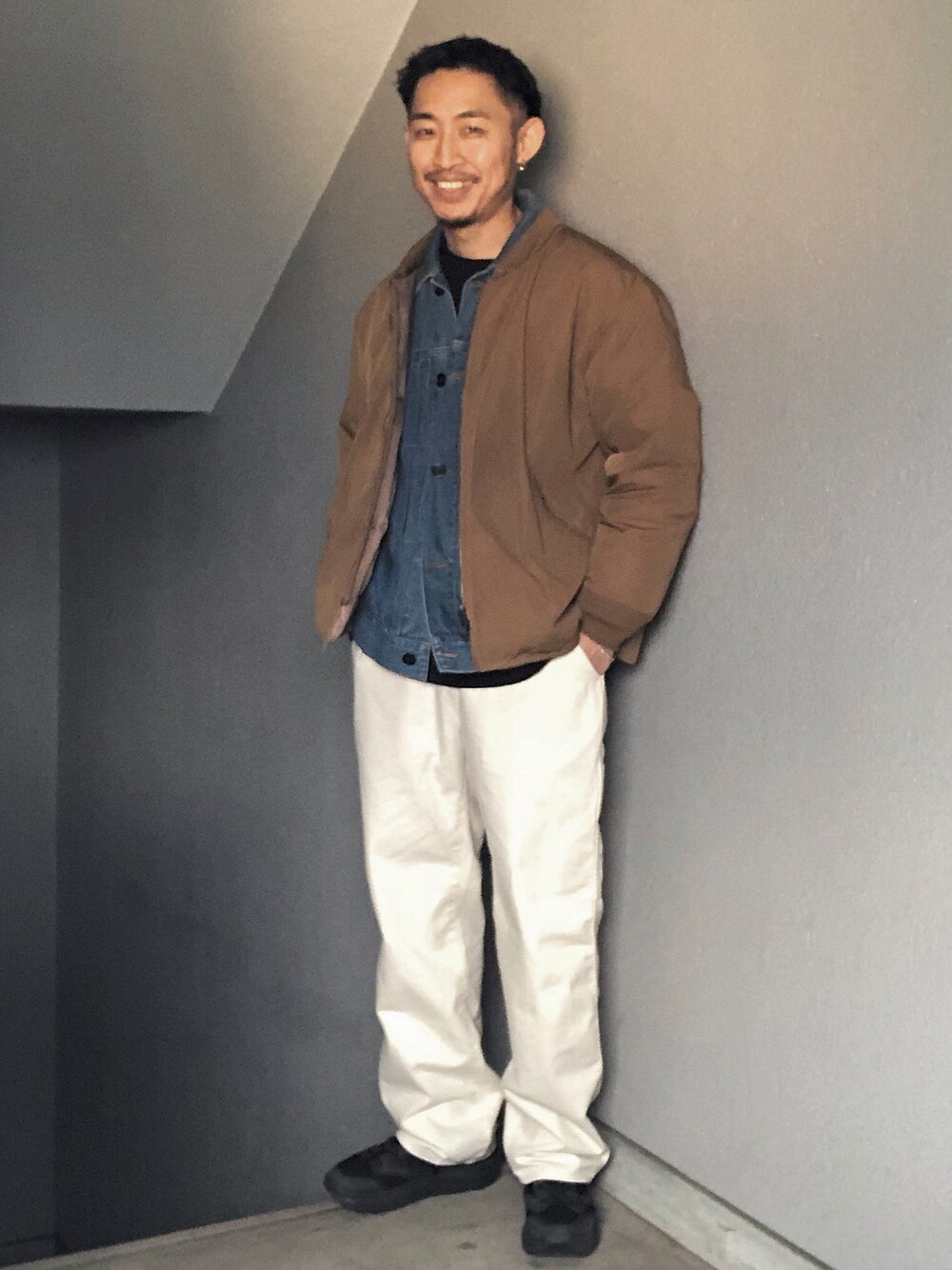 「シンプルコーデ、春、キレイめ、きれいめカジュアル、春アウター、デニムジャケット、白パンツ、ダウンジャケット」｜「LAMOND.のアイテム（ダウンジャケット/コート、グリーン系）」を使った、Takamyさん（メンズ・172cm）の春コーディネートの1枚目の写真