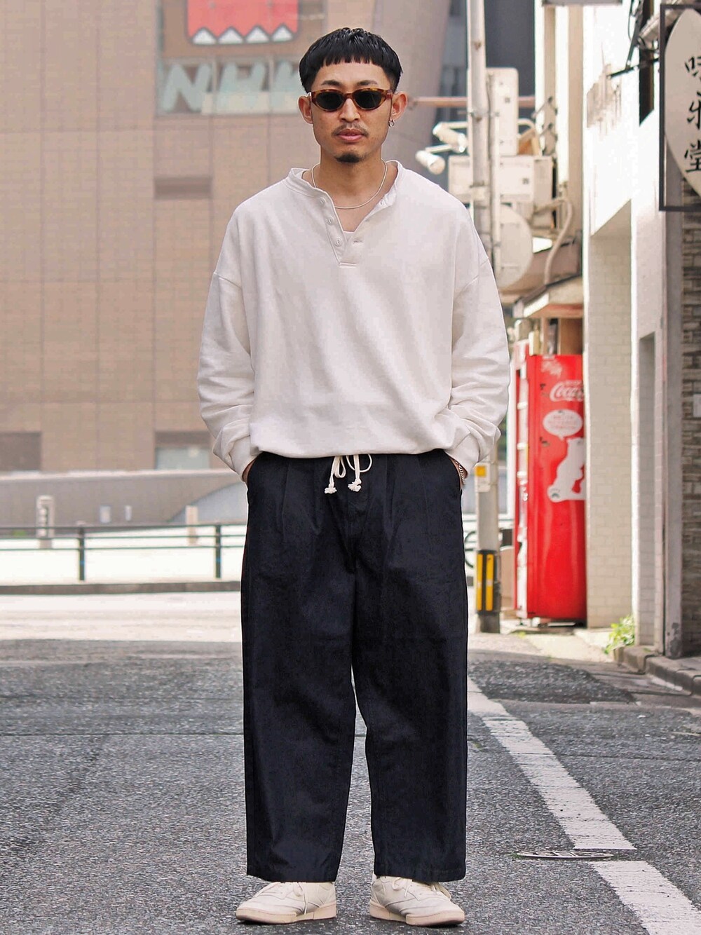 「春コーデ、シンプル、今日のコーデ、スニーカーコーデ、ゆるコーデ、タックイン、サングラス、白スニーカー」｜「leathertrampのアイテム（スウェット、ホワイト系）」を使った、Takamyさん（メンズ・172cm）の春コーディネートの1枚目の写真