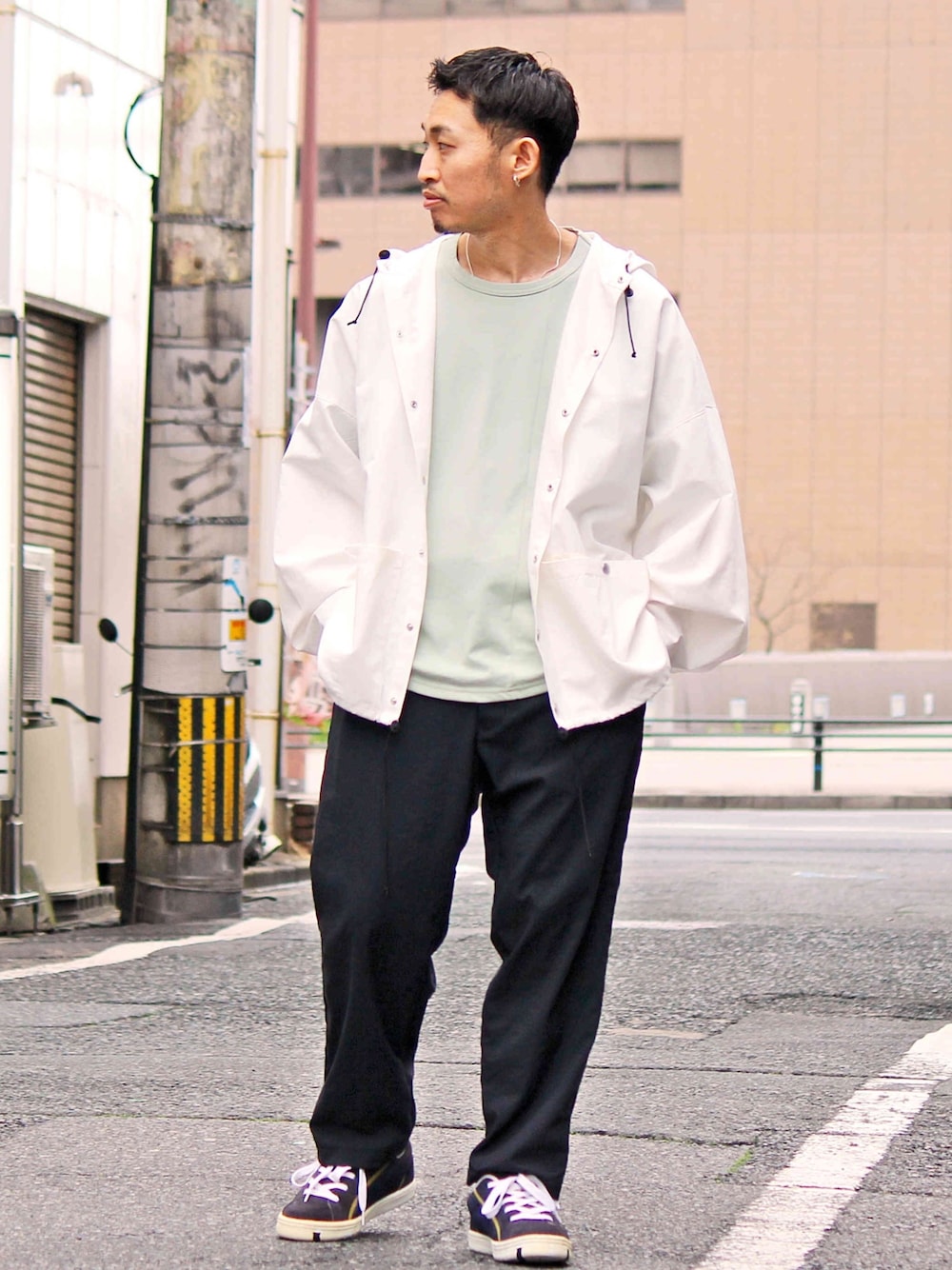 「シンプルコーデ、オトナカジュアル、春夏コーデ、ビッグシルエット、ストリートMIX、春コーデ、シンプル、スニーカーコーデ」｜「MOUNTAIN EQUIPMENTのアイテム（その他アウター、ホワイト系）」を使った、Takamyさん（メンズ・172cm）の春コーディネートの1枚目の写真