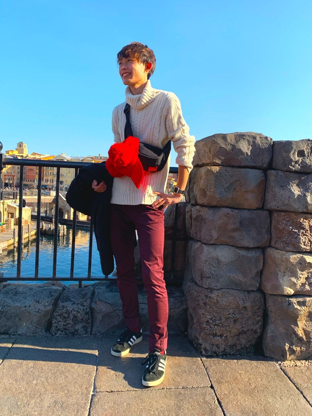 「年末WEAR感謝祭、デートコーデ、大学生、adidas、ニットコーデ」｜「Manhattan Portageのアイテム（ボディバッグ/ウエストポーチ、ブラック系）」を使った、ひとなりさん（メンズ・178cm）の冬コーディネートの1枚目の写真