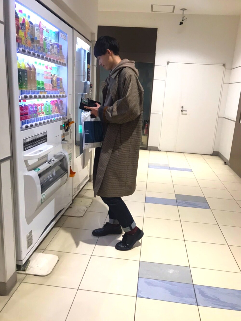 「ブラウン色に染まれ、オーバーサイズ、大人カジュアル、GUコーデ、GU、お洒落さんとつながりたい、ベージュ、プチプラコーデ、いいね、save、フォローお願いします🤑」｜「GUのアイテム（パーカー、ブラウン系）」を使った、ひとなりさん（メンズ・178cm）の冬コーディネートの1枚目の写真