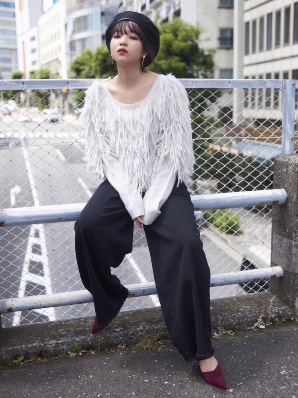 グレー系のニット/セーター、ブラック系のその他パンツ、レッド系のパンプスを着用したレディースの夏コーディネートの1枚目の写真