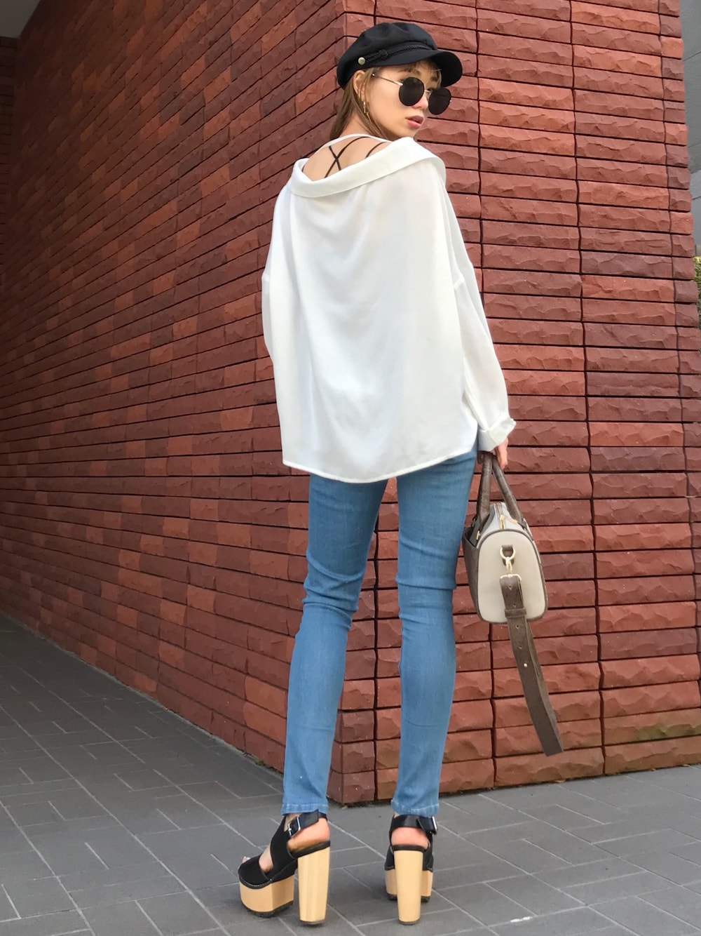 「ENVYM、アンビー、カジュアル、オトナ女子、きれいめカジュアル、denim、シンプル、シンプルコーデ、シャツスタイル、白シャツ」｜「ENVYMのＢＡＣＫドレープＳＨ（シャツ/ブラウス、ホワイト系）」を使った、envym_officialさん（レディース・160cm）の冬コーディネートの1枚目の写真