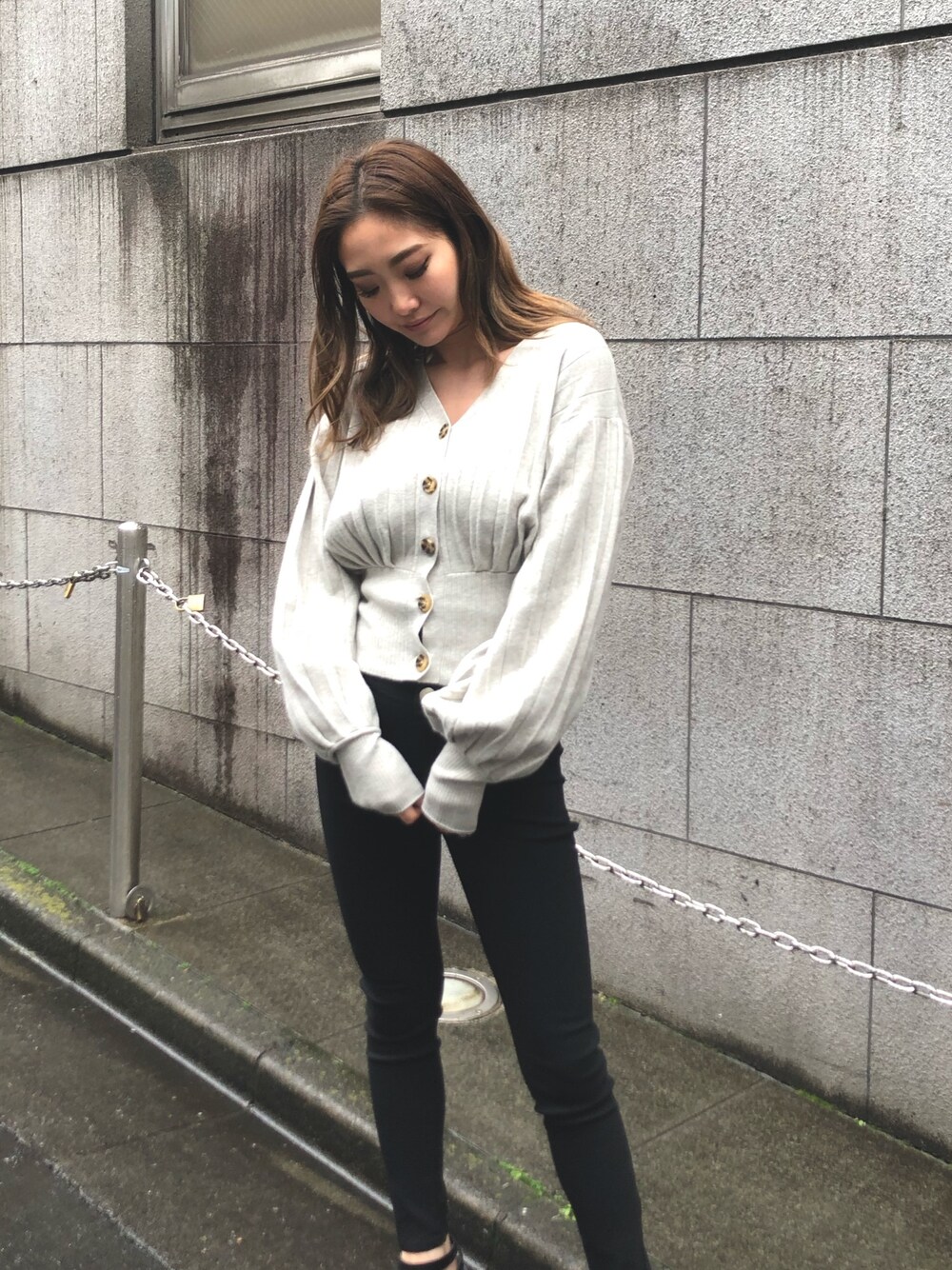 「ENVYM、envym_staff、ENVYMコーデ、春ニット、ニットカーディガン、グレー、黒スキニー、スキニー、春コーデ、カーディガン」｜「ENVYMのプリーツＫＮＩＴ ＣＤ（カーディガン/ボレロ、グレー系）」を使った、envym_officialさん（レディース・160cm）の春コーディネートの1枚目の写真