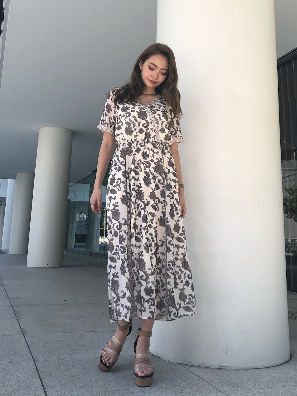 「ENVYM、envym_staff、ENVYMコーデ、ワンピース、ロングワンピース、ペイズリー柄、夏コーデ、柄ワンピース、サンダル、ラクチンコーデ」｜「ENVYMのポイントスウィッチングＯＰ Ｓ／Ｓ（ワンピース、ベージュ系）」を使った、envym_officialさん（レディース・160cm）の春コーディネートの1枚目の写真