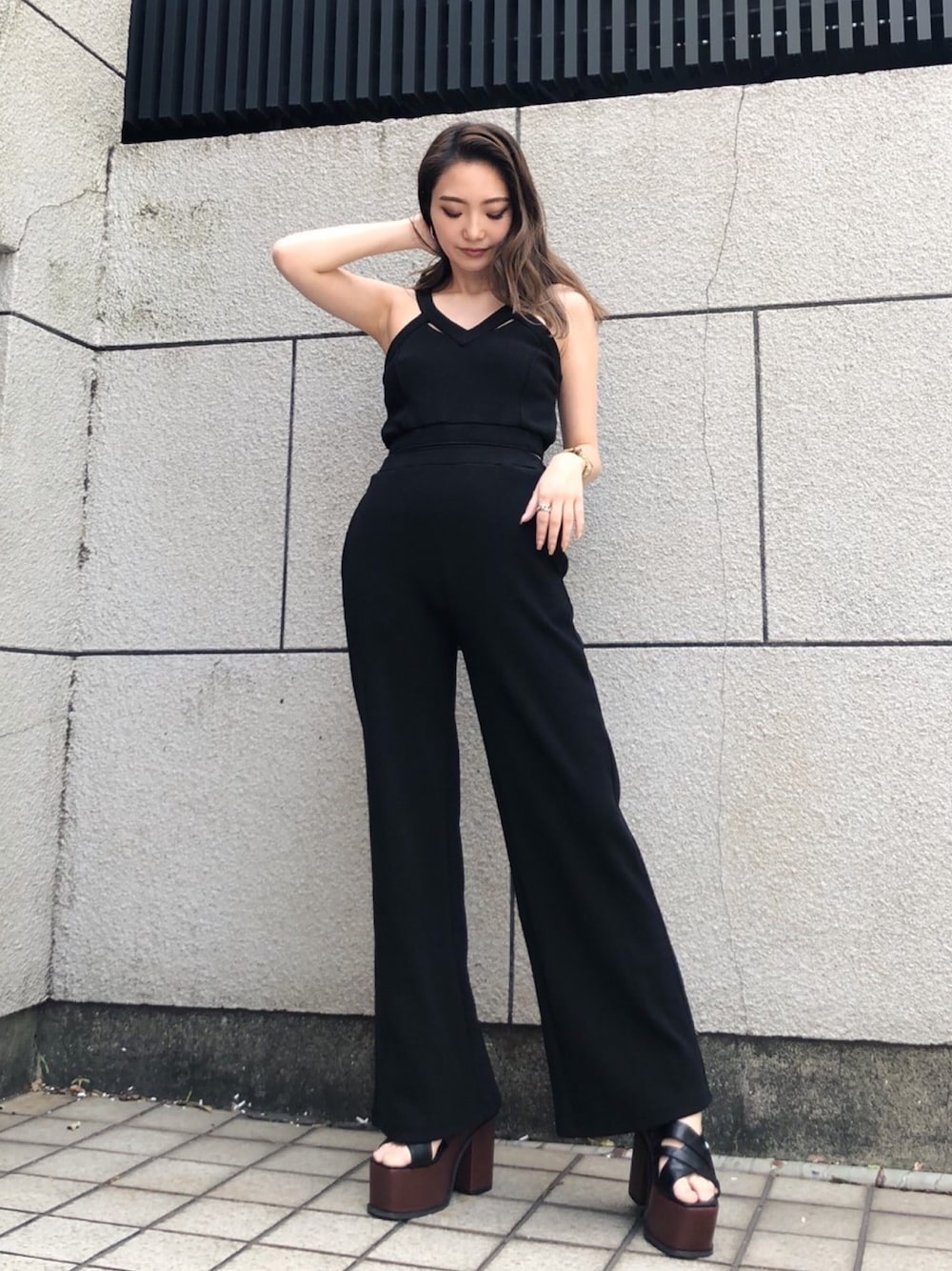 「ENVYM、envym_staff、ENVYMコーデ、夏、ラクチンコーデ、オールインワン、ブラック、ワイドパンツ、夏コーデ、厚底サンダル」｜「ENVYMのナローキャミオールインワン（つなぎ/オールインワン、ブラック系）」を使った、envym_officialさん（レディース・160cm）の夏コーディネートの1枚目の写真