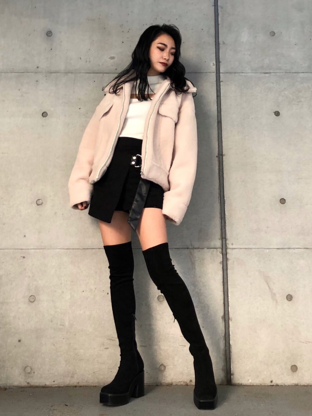 ホワイト系のニット/セーター、ホワイト系のその他アウター、ブラック系のその他パンツを着用したレディースの秋コーディネートの1枚目の写真