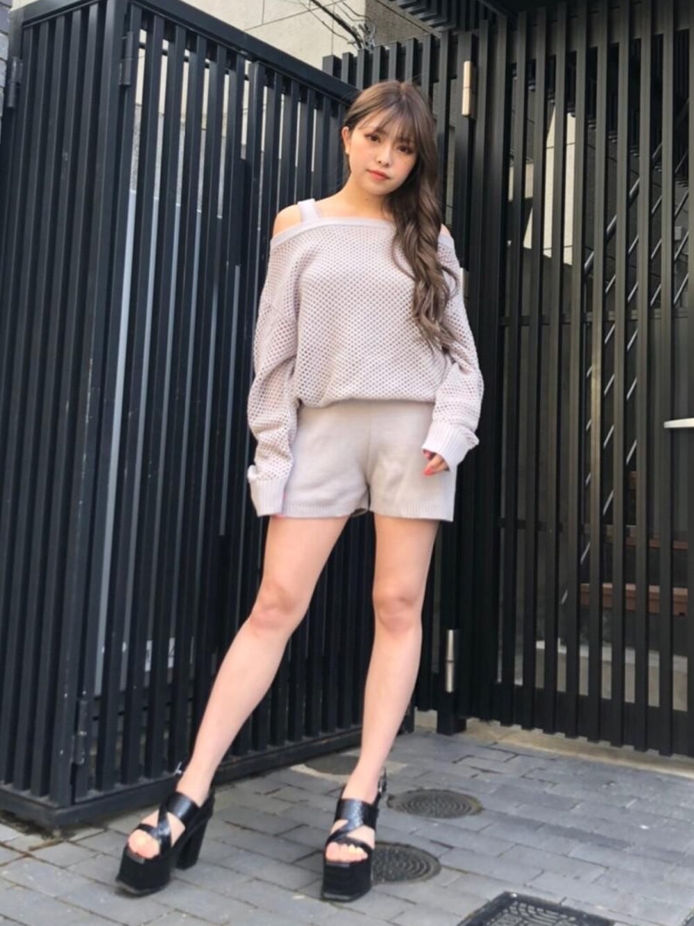 「ENVYM、ENVYMコーデ、春コーデ、オールインワン、ラクチンコーデ、オフショル、春、厚底サンダル、グレー、ニット」｜「ENVYMのレイヤーニットオールインワン（つなぎ/オールインワン、グレー系）」を使った、envym_officialさん（レディース・160cm）の冬コーディネートの1枚目の写真