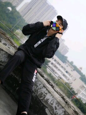 「NIKE SPORTSWEAR（ナイキスポーツウェアー）のアイテム（チノパンツ、ブラック系）」を使った、竹韵さん（メンズ）の秋コーディネート