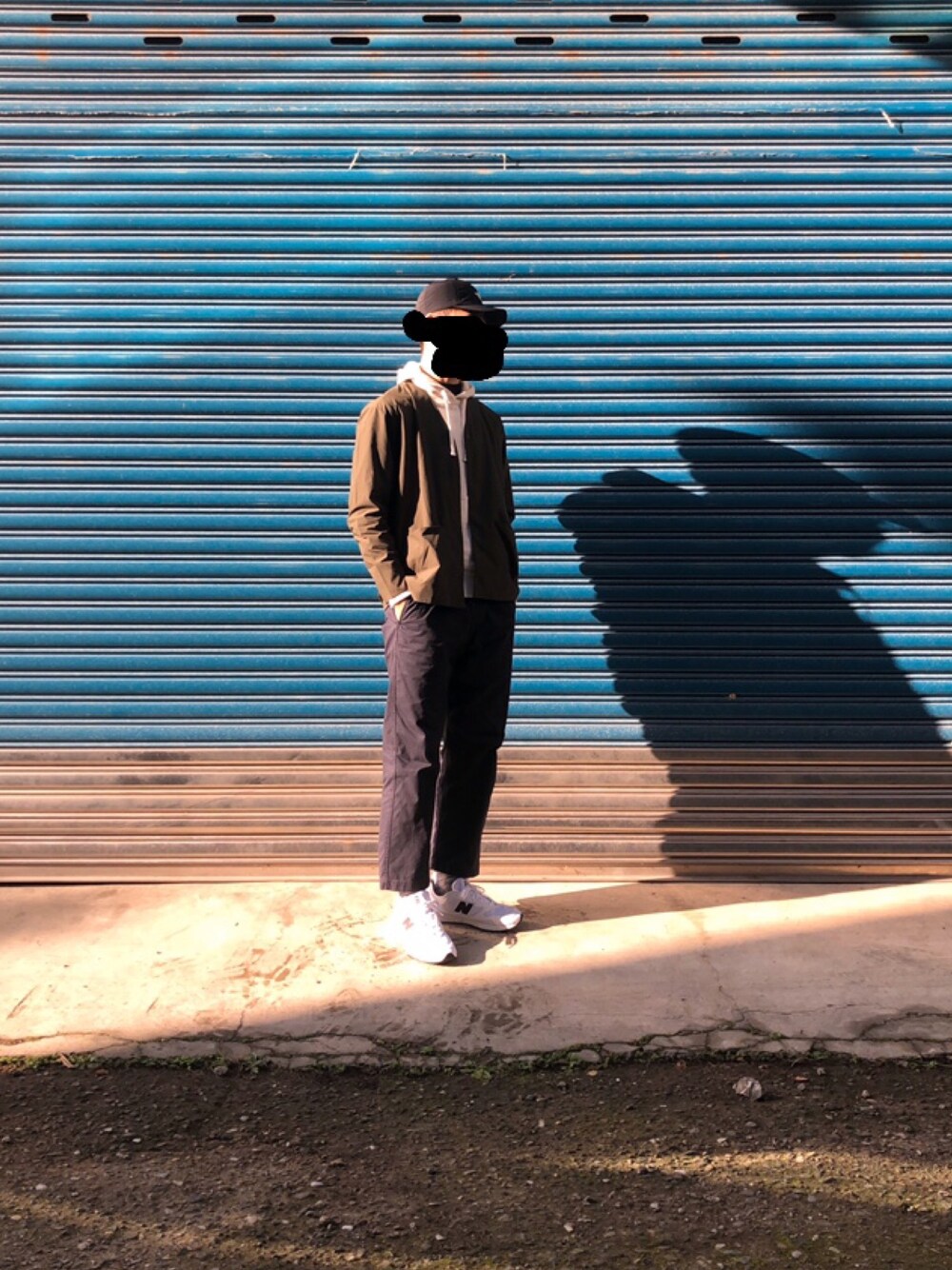 「NEW BALANCEのアイテム（シューズ、ホワイト系）」を使った、Jie Linさん（メンズ・187cm）の冬コーディネートの1枚目の写真
