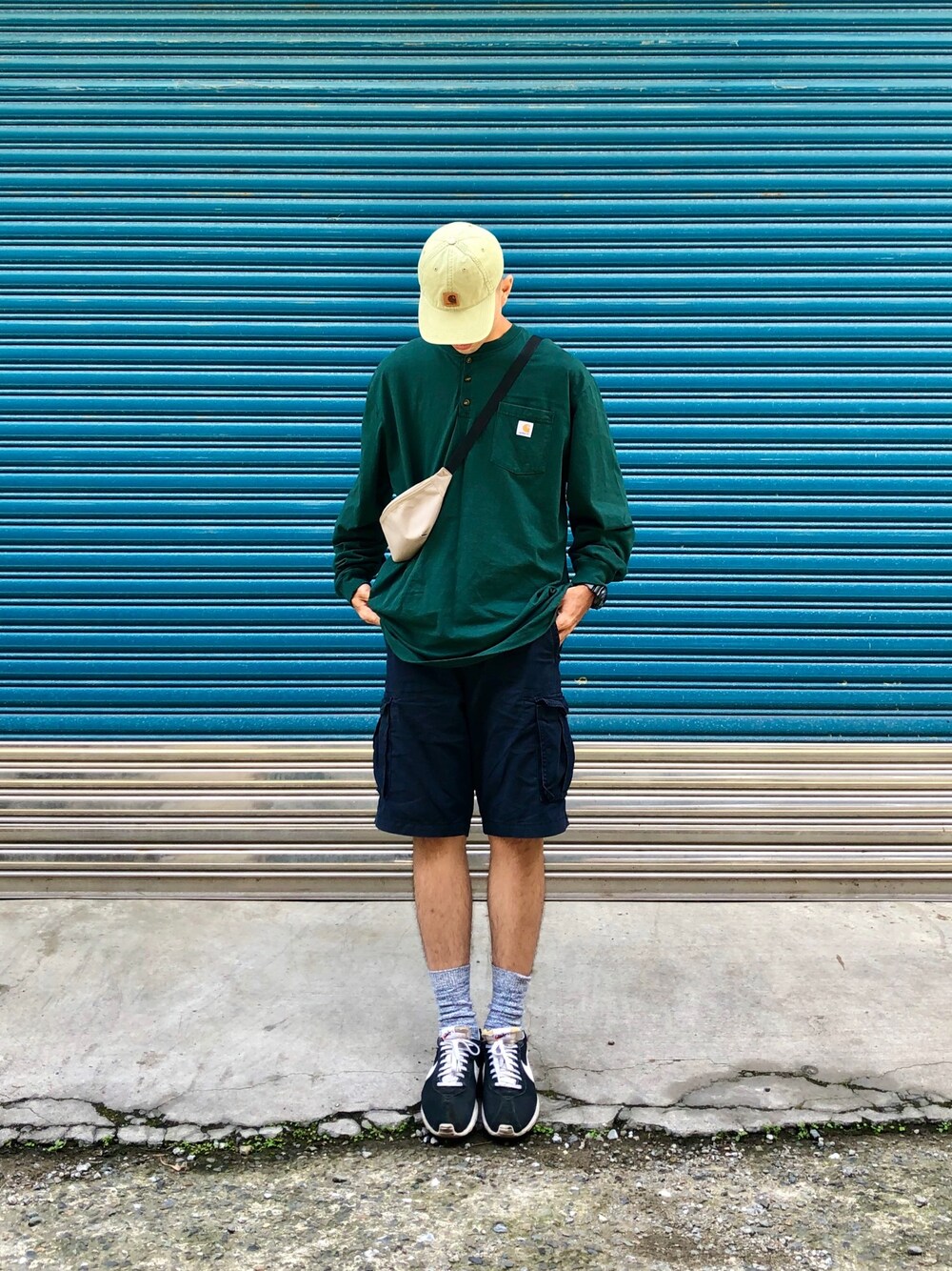 「ootd、夏、夏コーデ、街頭穿搭、日常、休閒、carhartt、NIKE、無印良品、H&M」｜「NIKEのアイテム（スニーカー、ブルー系）」を使った、Jie Linさん（メンズ・187cm）の夏コーディネートの1枚目の写真
