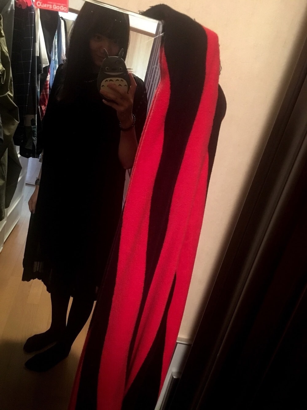 ブラック系のワンピース、レッド系のその他を着用したレディースの春コーディネートの1枚目の写真