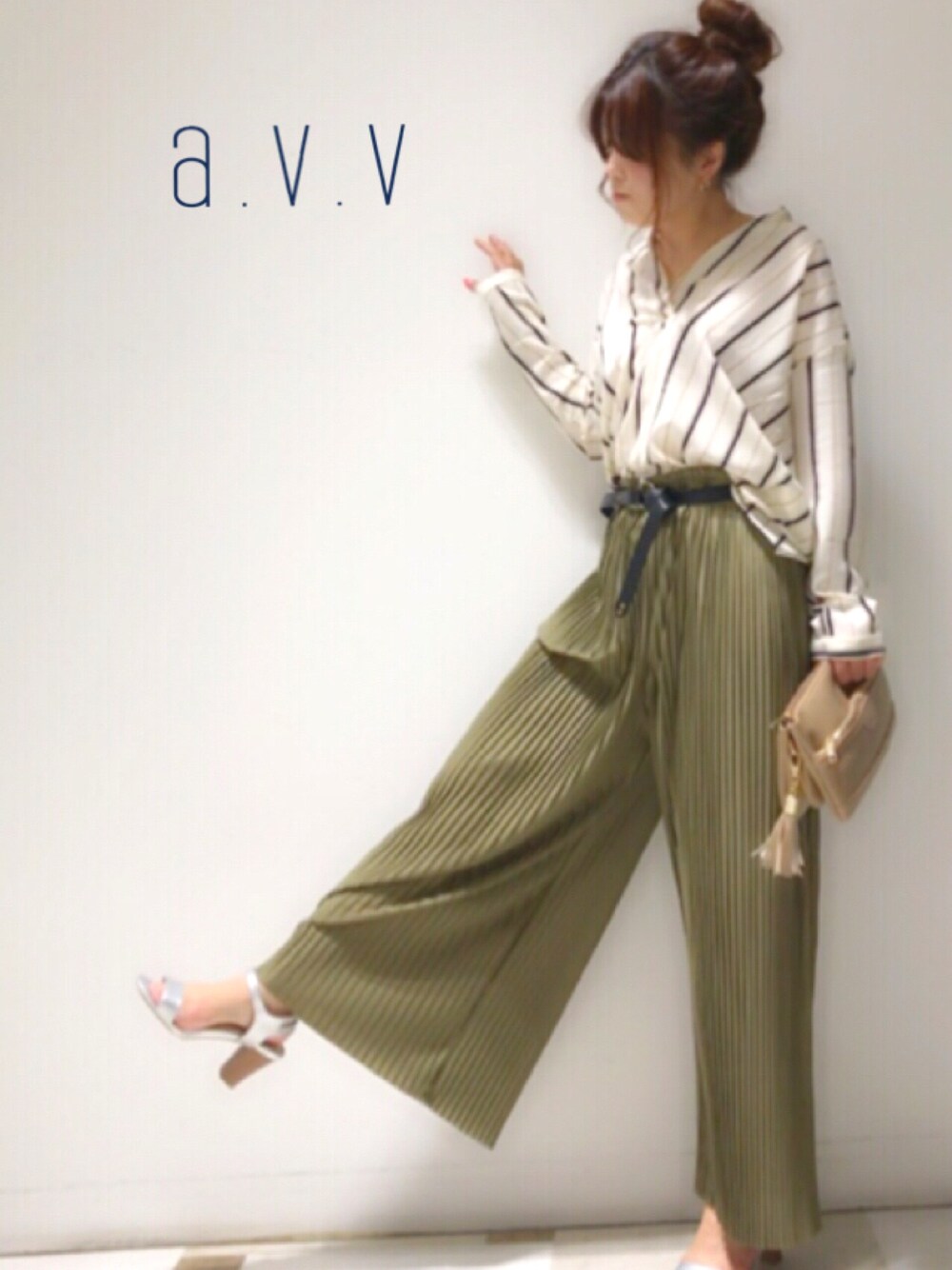 「大人カジュアル、春コーデ、カーキ、シニヨン、a.v.v、プリーツ、抜き襟、レジメンタル、お花見、メタリックサンダル」｜「a.v.vの【WEB限定サイズ】マルチストライプシャツ（シャツ/ブラウス、ホワイト系）」を使った、mio☻miloさん（レディース・156cm）の春コーディネートの1枚目の写真