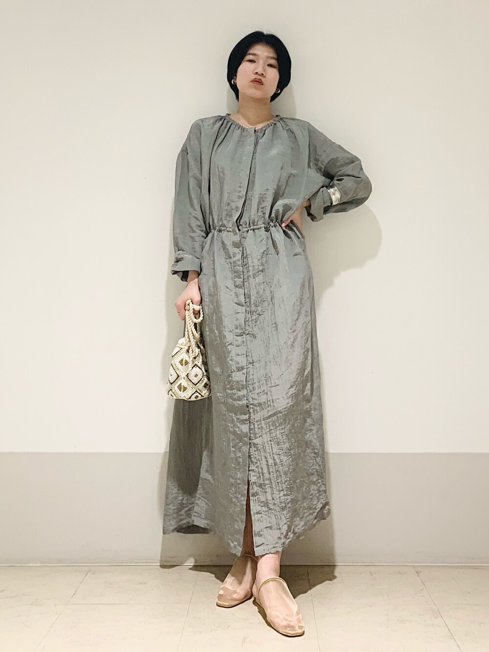「KBF、KBF+、kbf_ootd、ワンピース、ガウン、休日スタイル、春コーデ、シンプル、お洒落さんとつながりたい」｜「KBF+のKBF+　ワッシャーサテンライトコート（その他アウター、グレー系）」を使った、なかさんさん（レディース・156cm）の春コーディネートの1枚目の写真